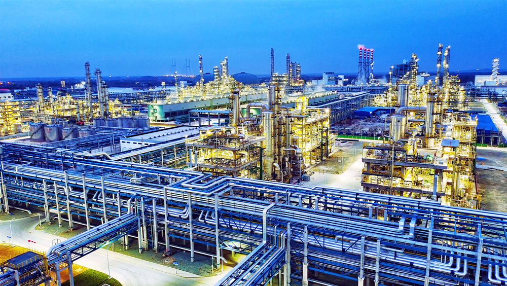 中國石化巴陵石化年產(chǎn)60萬噸己內(nèi)酰胺產(chǎn)業(yè)鏈搬遷與升級轉(zhuǎn)型發(fā)展項目現(xiàn)場。（彭展 攝）.jpg