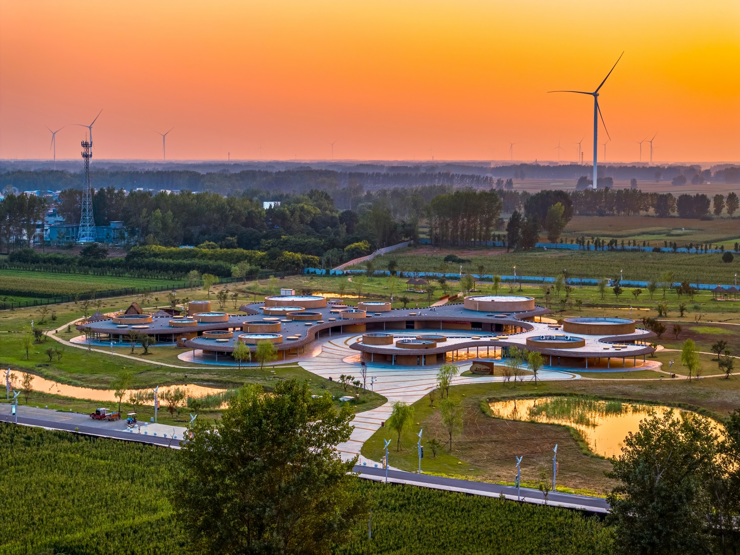 余暉映照下的賈湖考古遺址公園。賈湖遺址博物館供圖