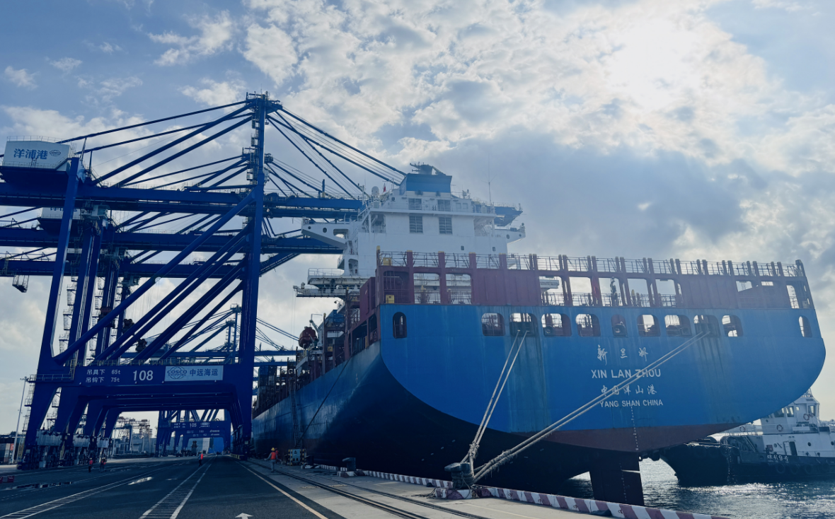 外貿(mào)貨輪“新蘭州”號(hào)將從海南洋浦港駛往中東。人民網(wǎng)記者 毛雷攝
